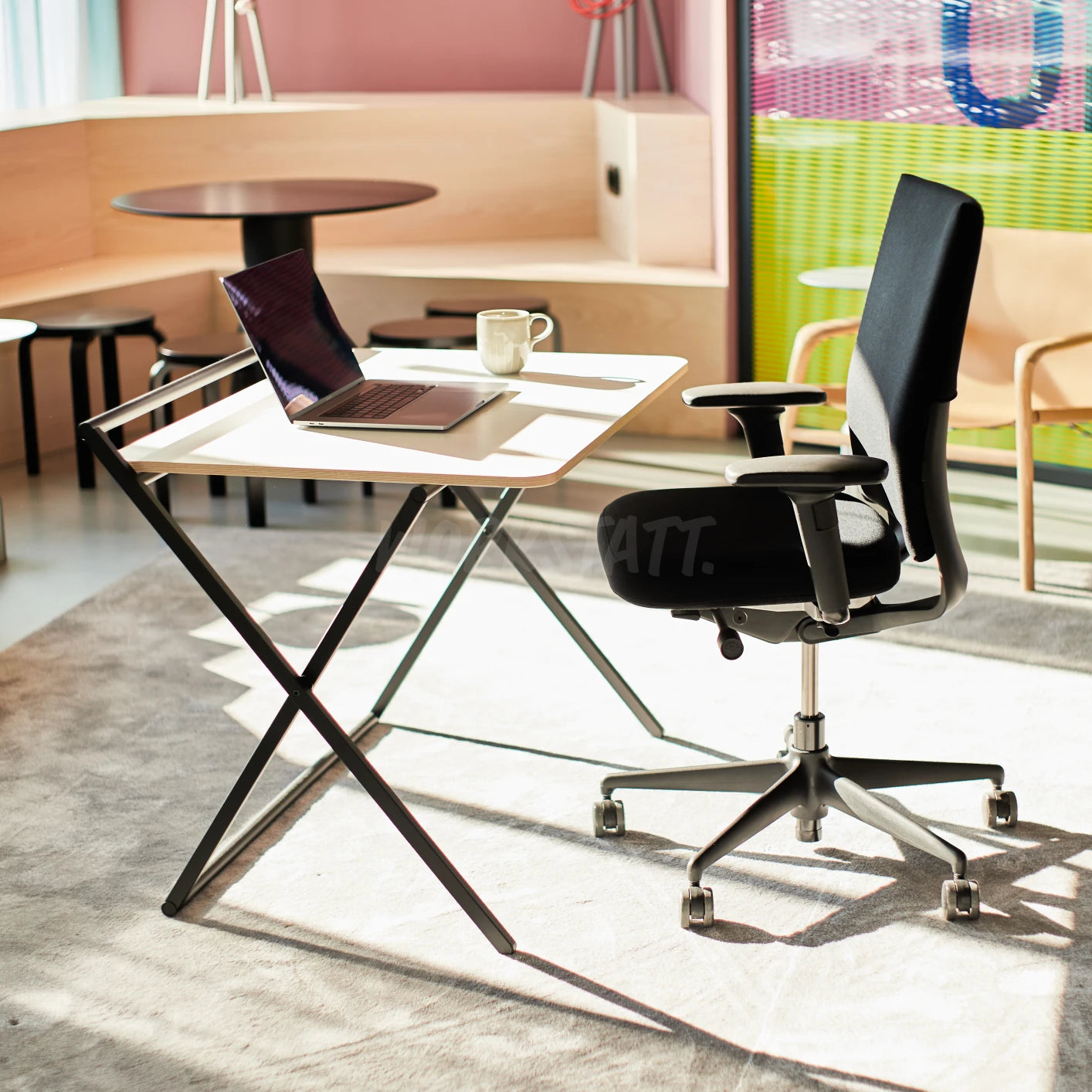 Vitra ID Soft Bürostuhl Black Edition vor Bene XPRESS von oben