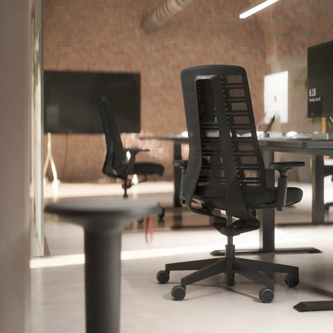 PUREis3 von Interstuhl am Schreibtisch