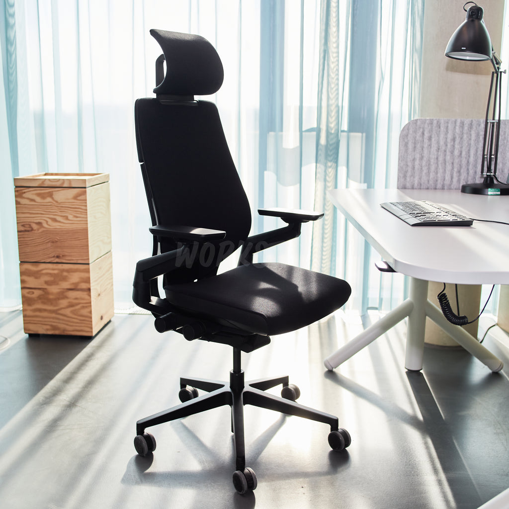 Steelcase Gesture ergonomischer Bürostuhl vor workstatt Büro
