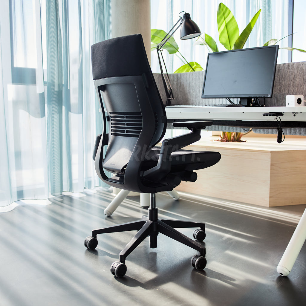 Steelcase Gesture ergonomischer Bürostuhl am Bene Level Lift Schreibtisch
