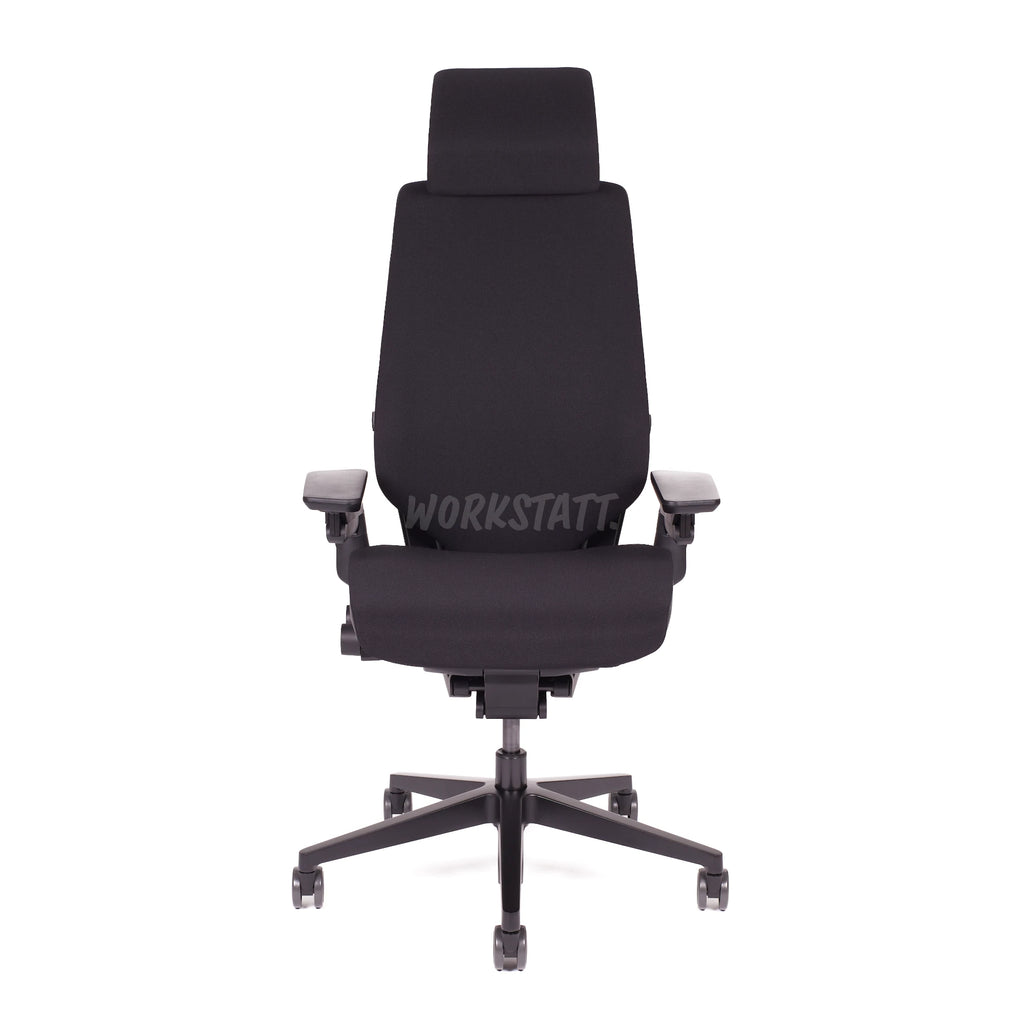 Steelcase Gesture Bürostuhl "Black Edition" von Workstatt mit Kopfstütze in der Frontalansicht