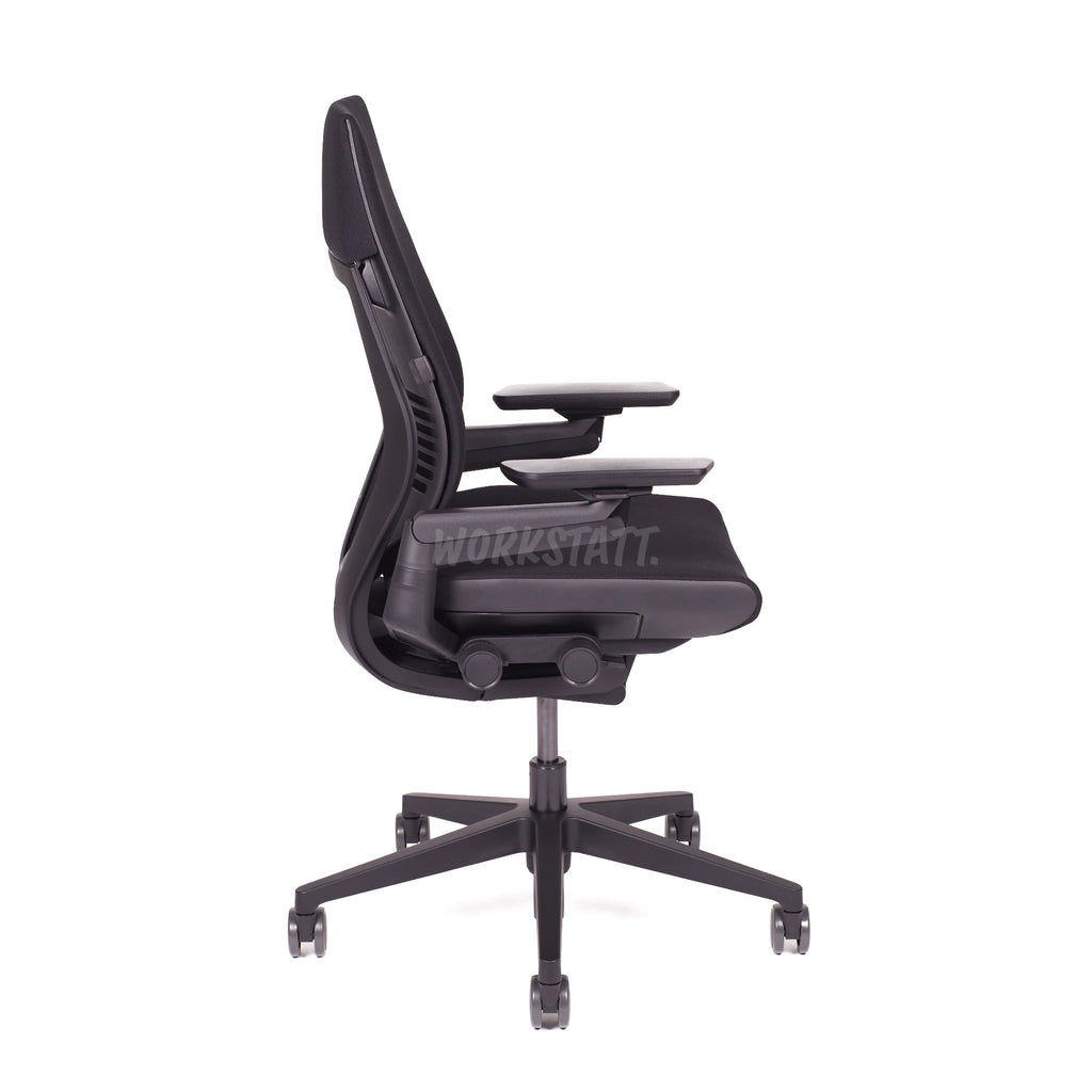 Steelcase Gesture Bürostuhl "Black Edition" von Workstatt in der Seitenansicht