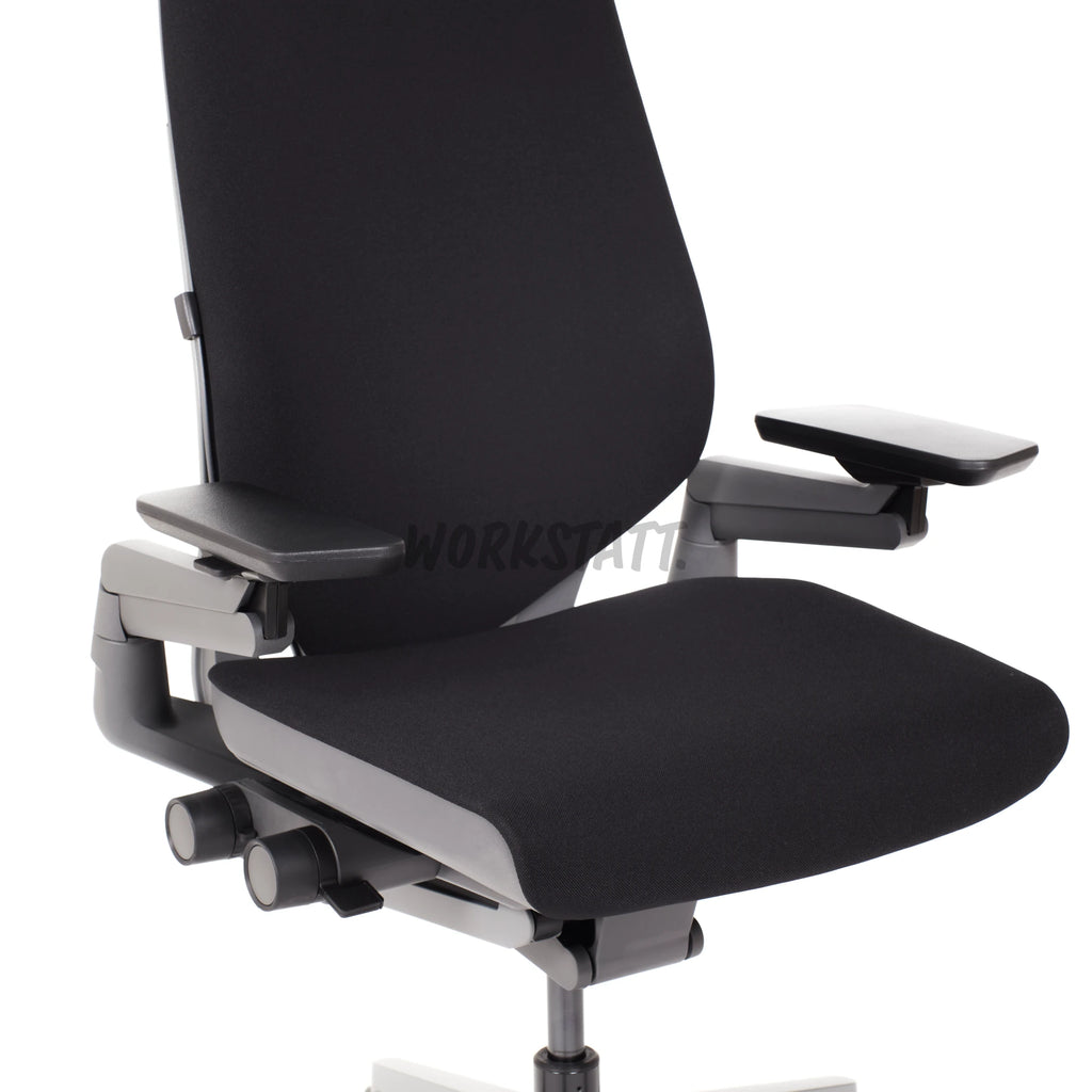 Steelcase Gesture Amselgrau Detailansicht Sitzfläche mit flexiblen Armlehnen