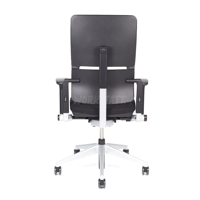 Steelcase Please Bürostuhl in schwarz mit silbernem Fußkreuz von hinten