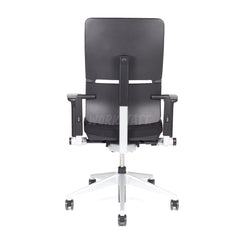 Steelcase Please Bürostuhl in schwarz mit silbernem Fußkreuz von hinten