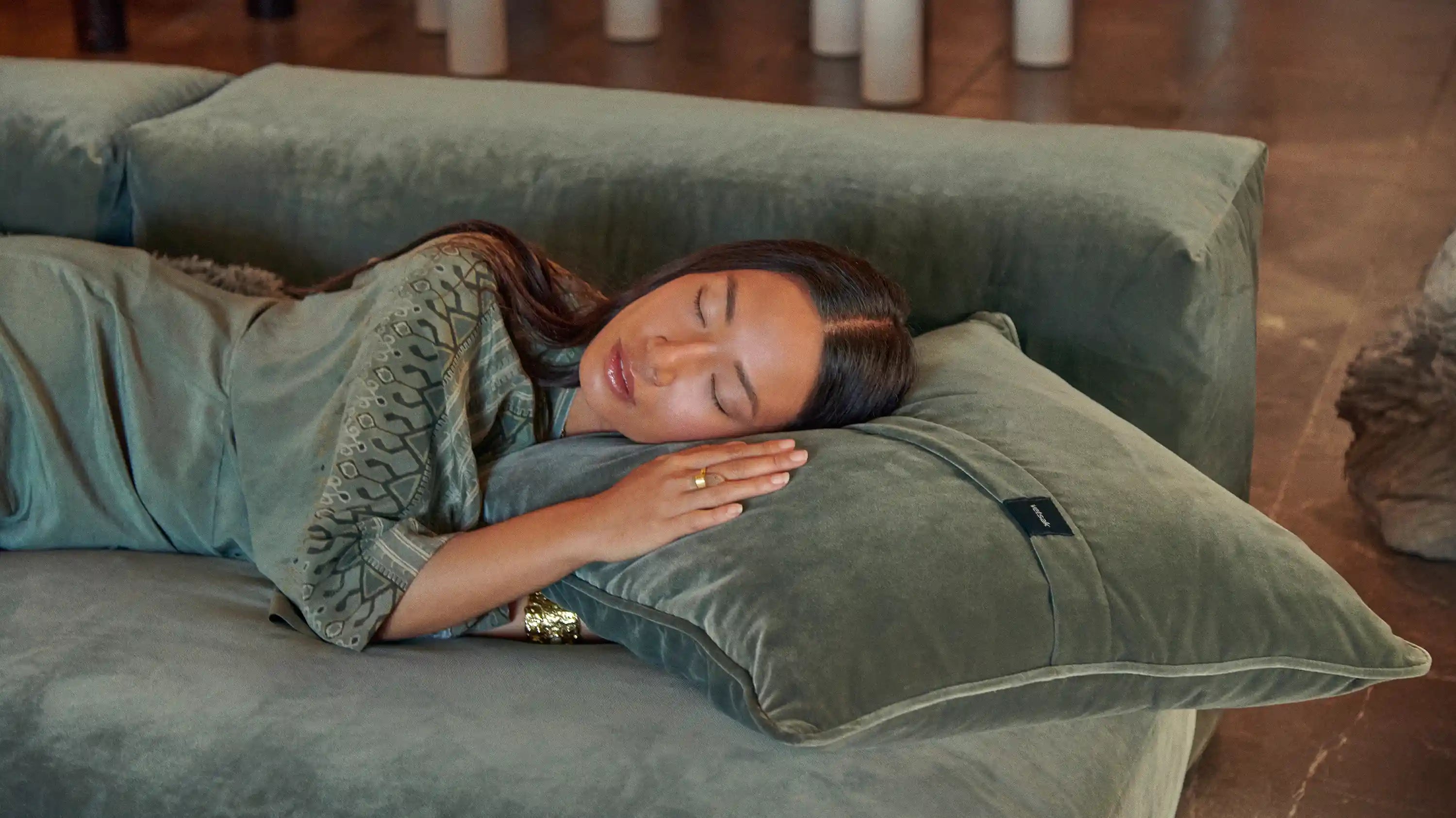 Frau schläft auf Vetsak Sofa in Suave Pine